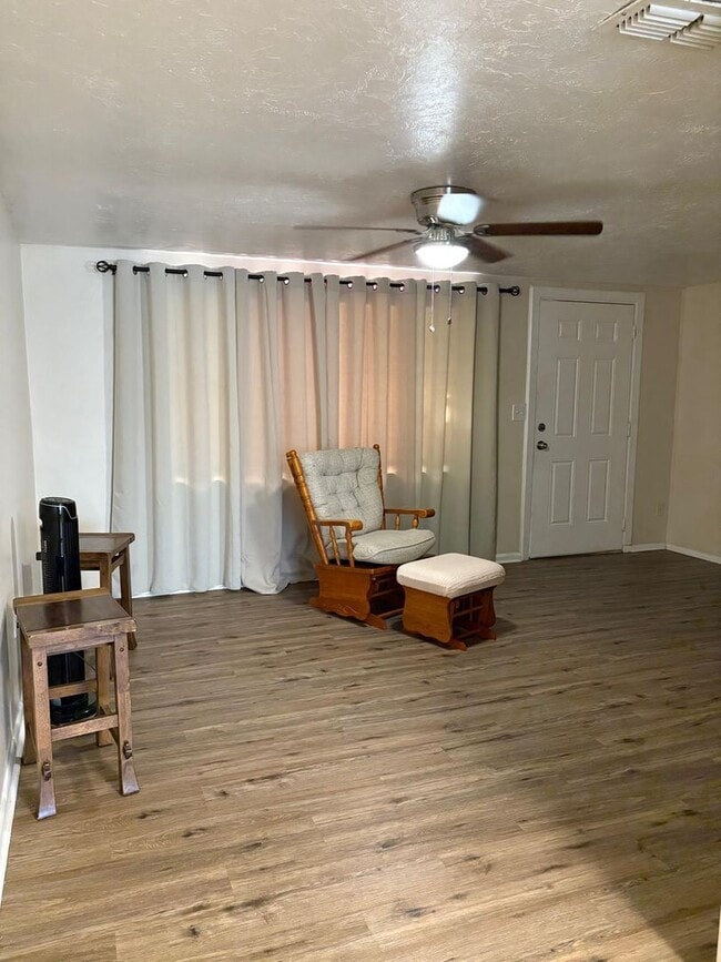 Building Photo - Move-In Ready 3BR/2BA single-Family Home i...