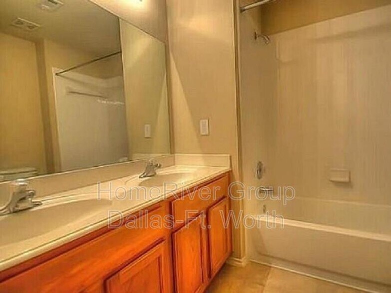 Building Photo - 9840 Old Field Dr