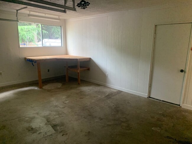 Building Photo - Tidy Gresham Ranch Style Home