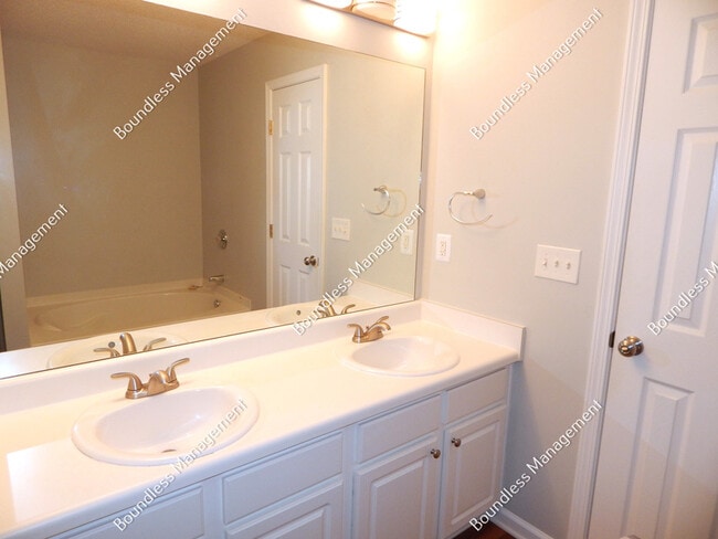 Building Photo - 353 Azalea Cir