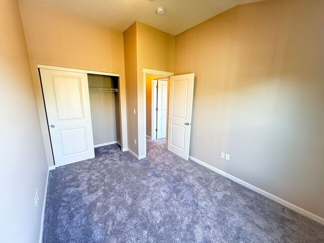 Building Photo - 1050 SW 170th Ave