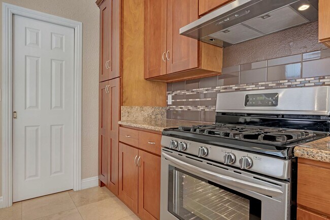 Building Photo - HENDERSON HIGHLY UPGRADED HOME!