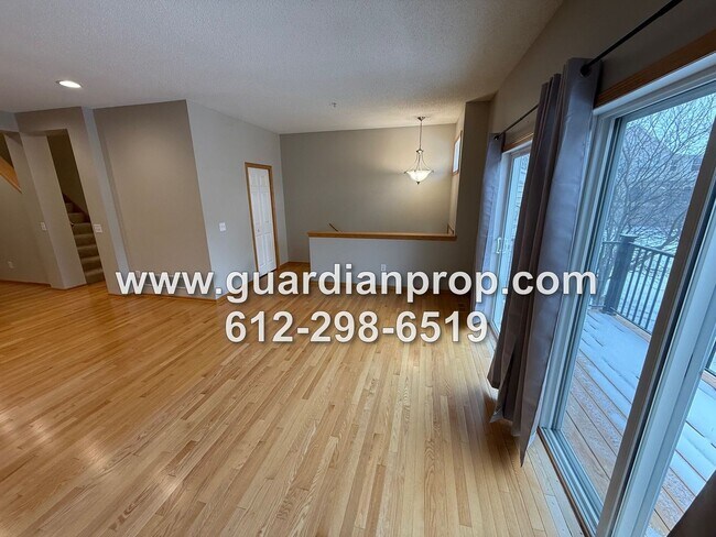 Building Photo - Townhouse in The Lakes of Blaine Available Now, New Appliances & Carpet, Bonus Room, Balcony