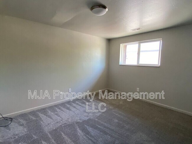 Building Photo - 2523 S Lakecrest Dr