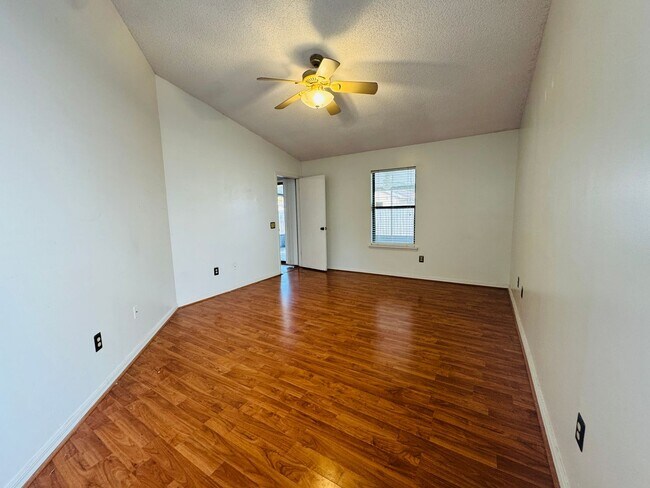 Building Photo - Charming 3 Bedroom, 2 Bath Home with Fence...
