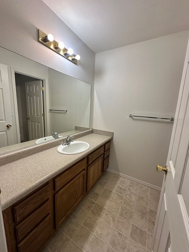 Building Photo - Lovely 3 Bedroom Apartment- Close to Schools/Parks!