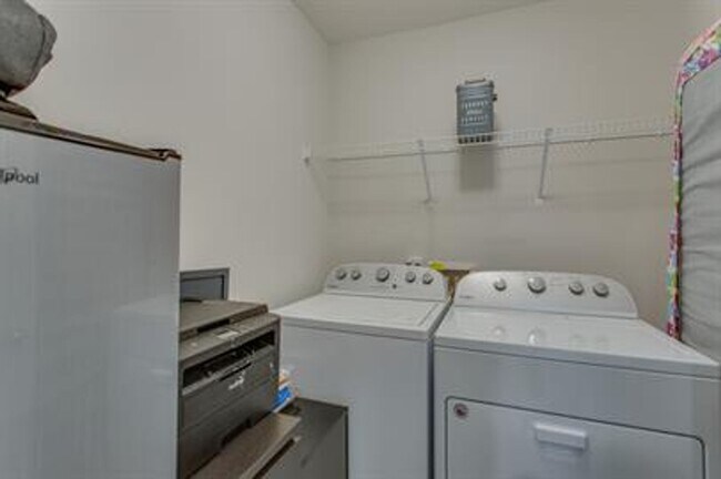Building Photo - Beautiful Townhouse in Murfreesboro!