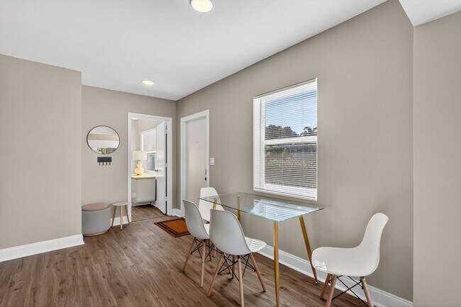 Building Photo - 823 Avenida Hermosa