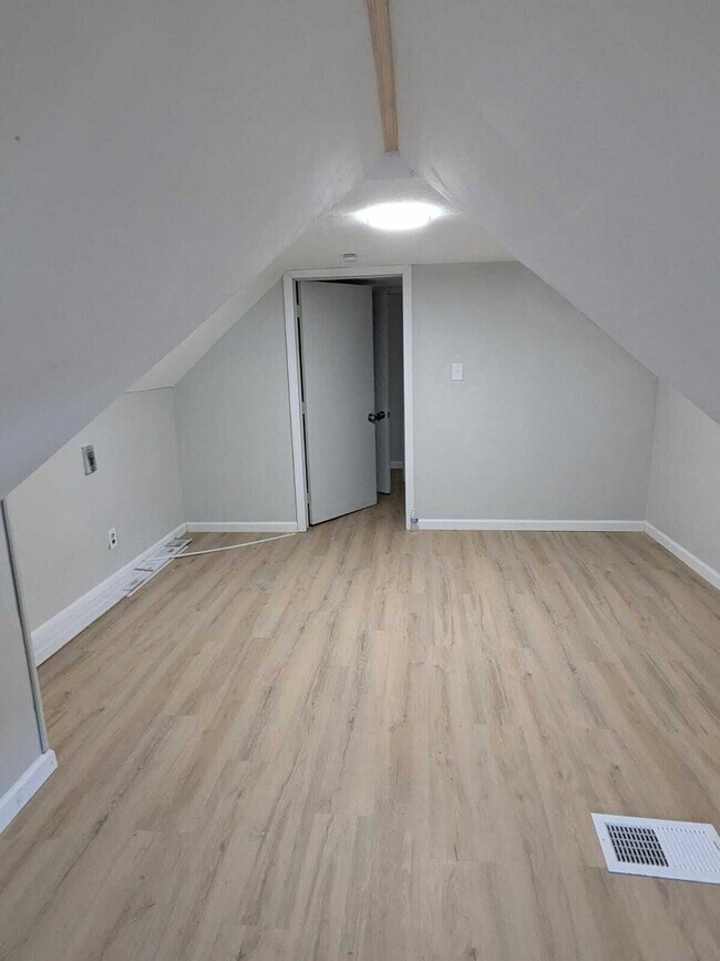 Building Photo - 15 Locust Ave