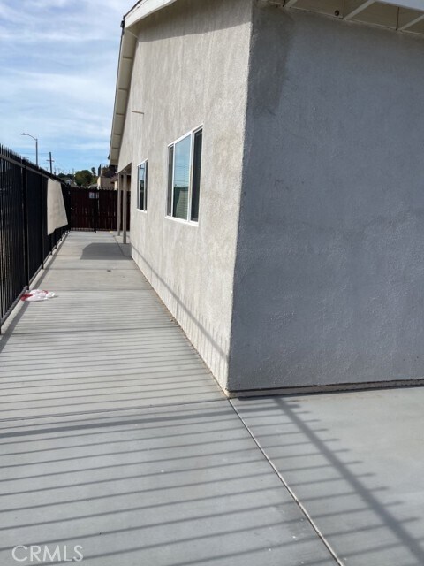 Building Photo - 1140 Deseret Ave