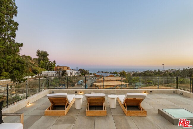 Building Photo - 1205 Las Lomas Pl