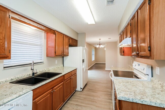 Building Photo - 6353 Tree Top Cir W