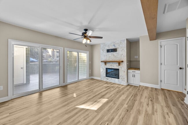 Building Photo - 425 W 8th St