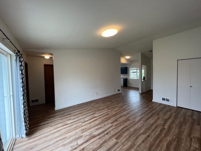 Building Photo - 3 Bedroom Home - Newly Renovated!