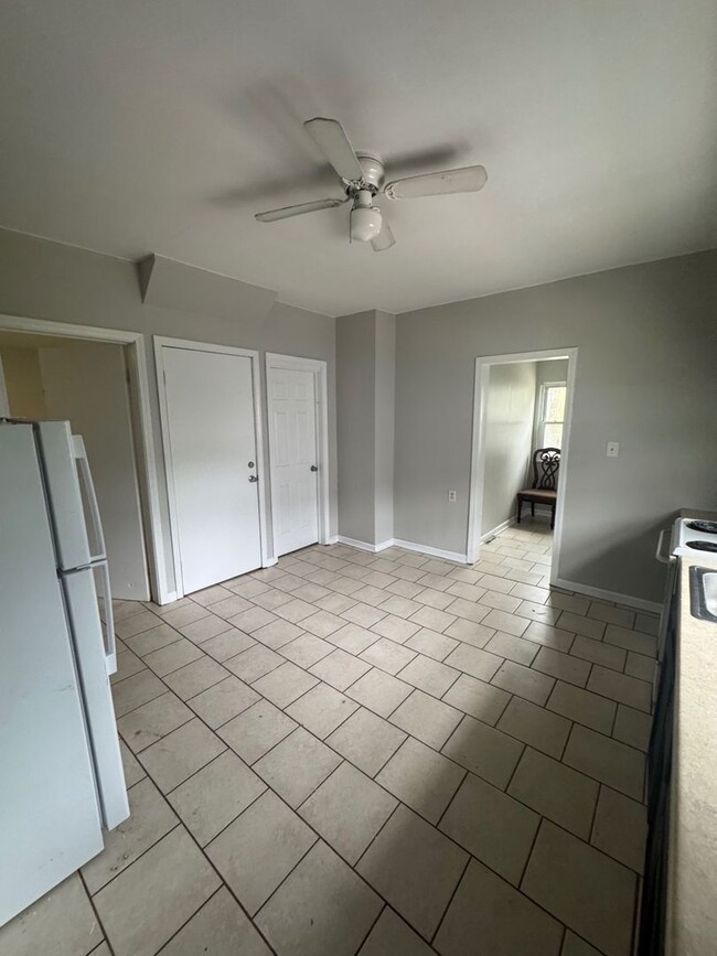 Building Photo - 3039 W 51st St