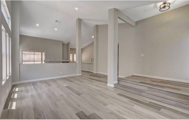 Building Photo - 1735 Navarre Ln