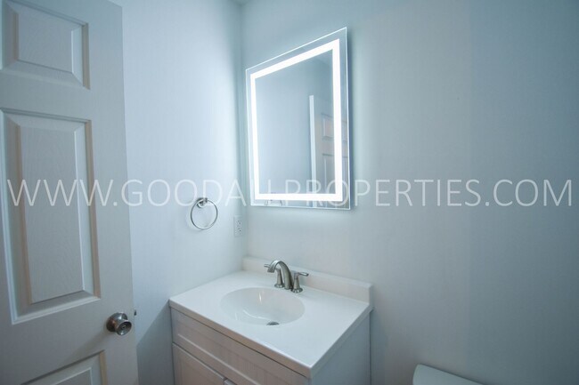 Building Photo - 2 Bedroom 1.5 Bath Townhome In West Des Moines