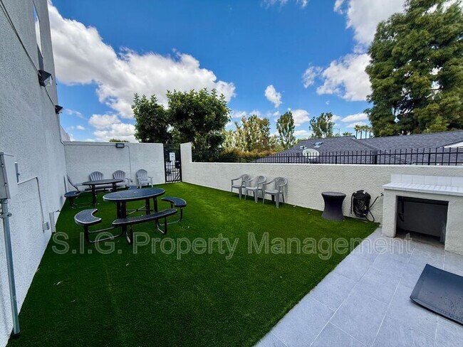 Building Photo - 4500 Laurel Canyon Blvd