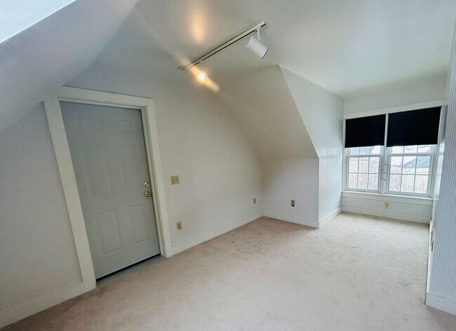 Building Photo - Beautiful 4 Bed/2.5 Bath Condo Available Now in Portsmouth NH |