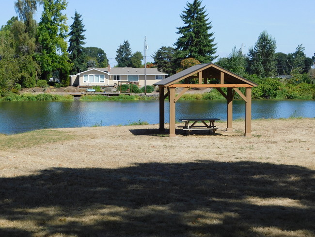 Building Photo - Lakeside Manor Townhomes