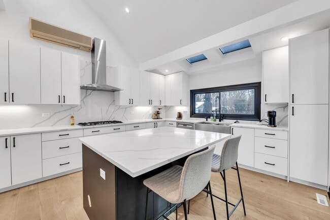 Building Photo - 15160 W Oak Spring Rd