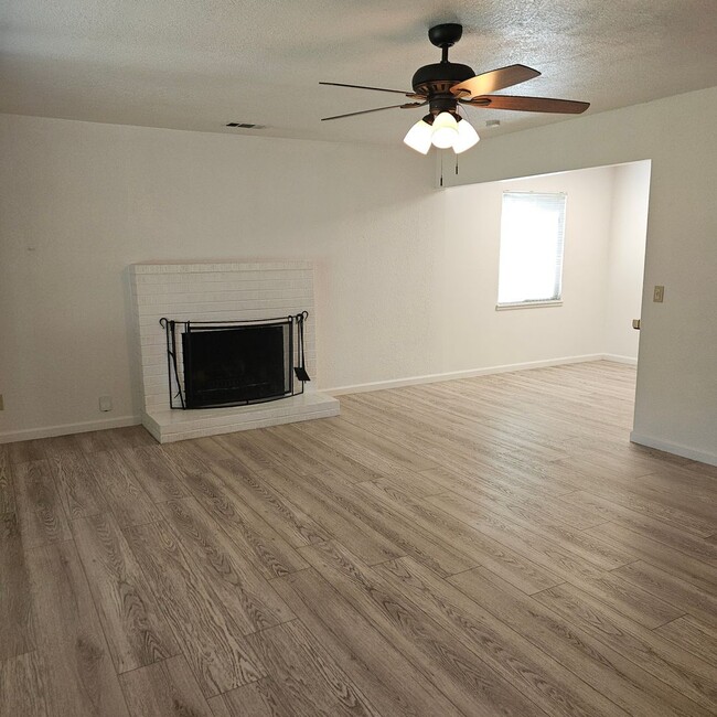 Building Photo - Charming 3 Bedroom, 2 Bath Home w/Large Ba...