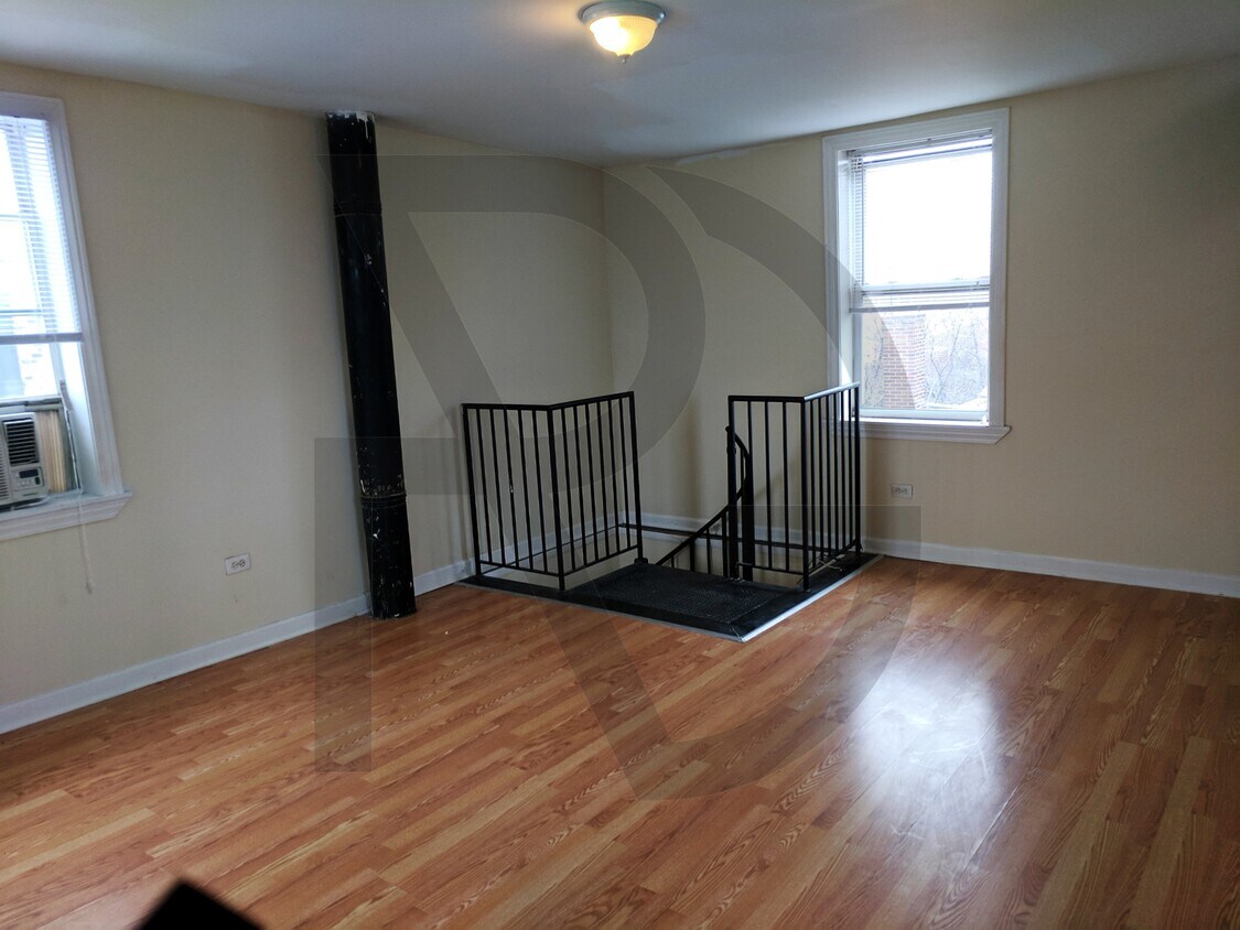 Building Photo - 627 W Oakdale Ave