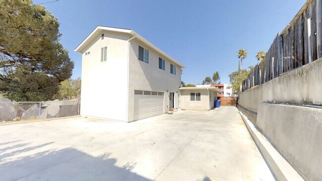 Building Photo - HUGE House on College! Quick Walk to Campu...