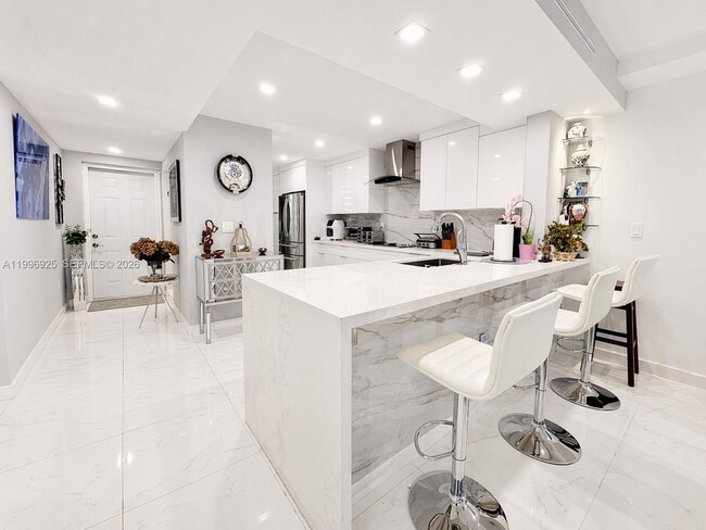 Building Photo - 2370 NE 135th St