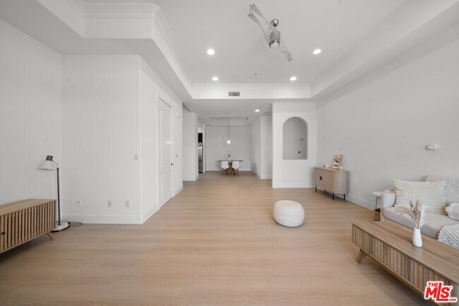 Building Photo - 309 S Mariposa Ave