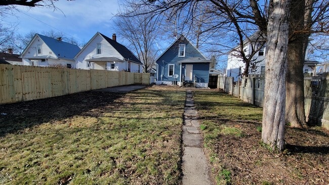 Building Photo - 3 bedroom house with fenced backyard