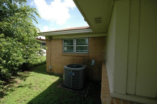 Building Photo - EAST SIDE CHARMER!