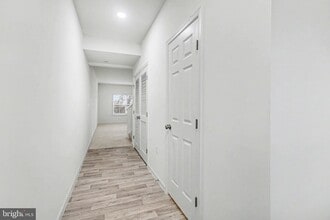 Building Photo - 7867 Oakbrook Dr