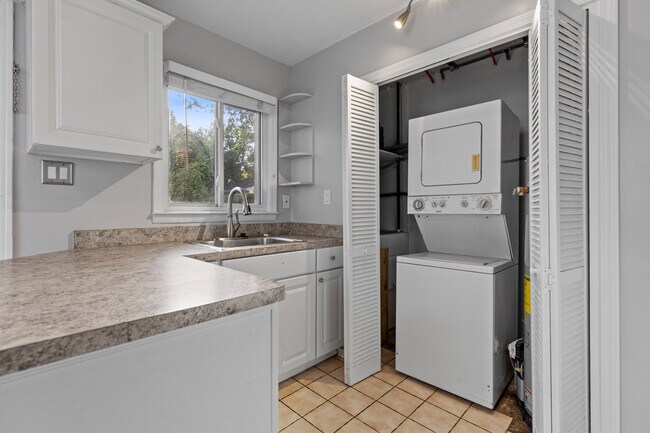 Building Photo - 3915 Linwood Ave