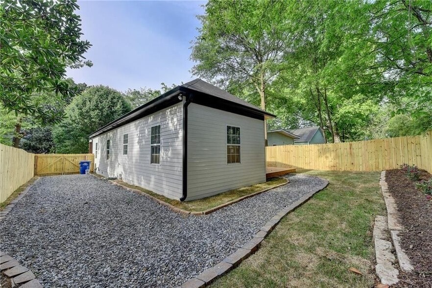 Building Photo - 663 Bryan St SE