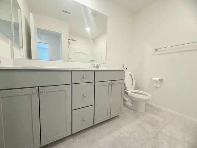 Building Photo - Wonderful upgraded two story single house
