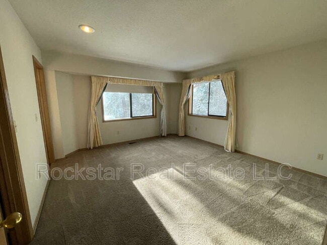 Building Photo - 5605 N Northwood Dr