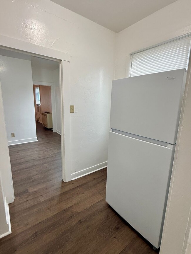 Building Photo - 1 Bedroom 1 Bath Duplex!