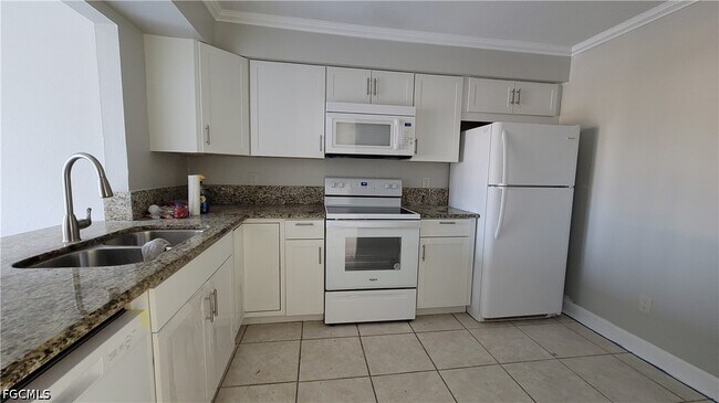 Building Photo - 4404 Santa Barbara Blvd S