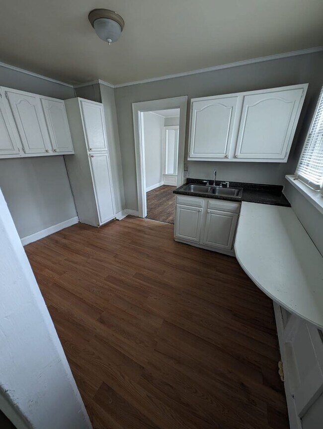 Building Photo - Spacious 2 bedroom 1 bath Home\