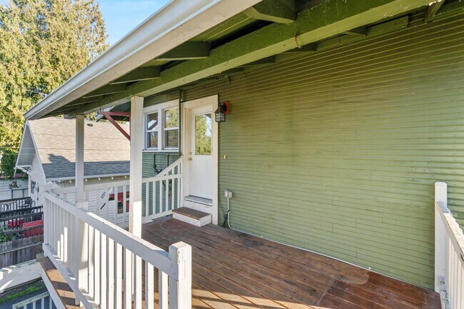 Building Photo - Charming, vintage 2-bdrm/1-bath upper in Richmond neighborhood. W/D, storage, off-street parking