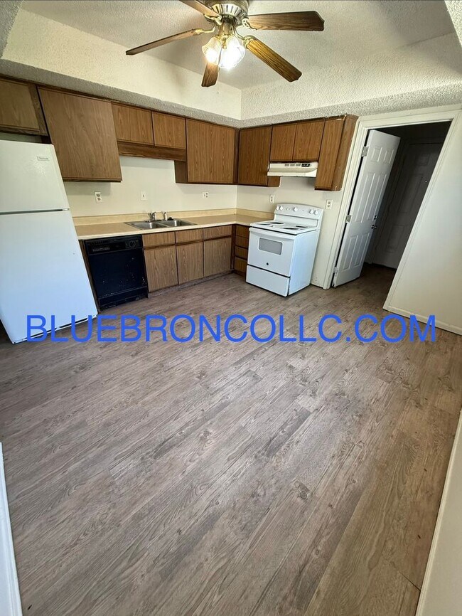 Building Photo - Updated 2-Bedroom Apartment in Raytown