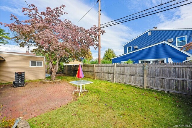 Building Photo - 201 Sprucewood Dr