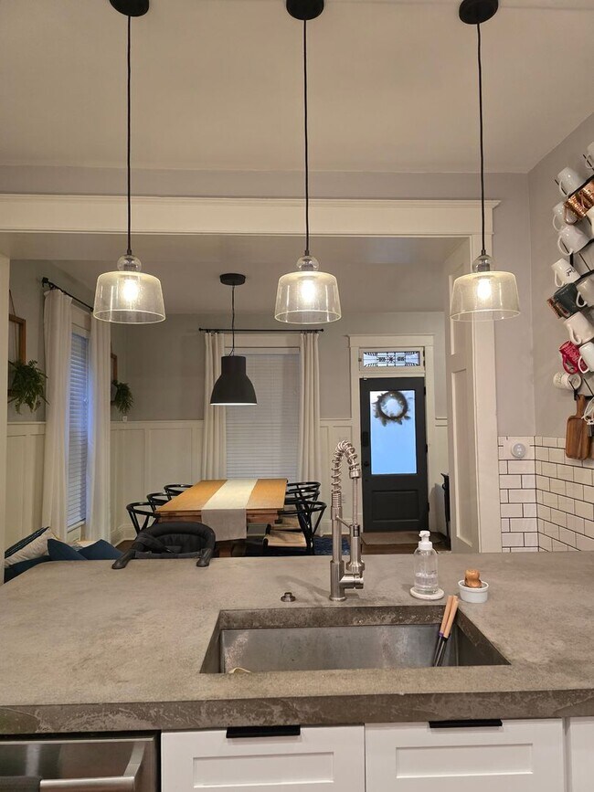 Building Photo - Updated HISTORICAL Downtown Home w/fenced ...