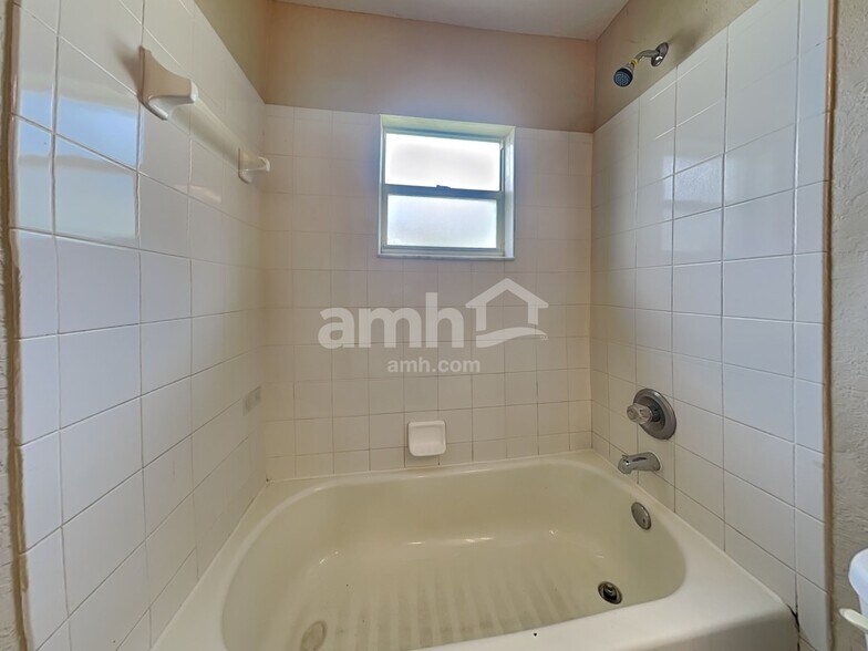 Building Photo - 152 Seven Oaks Dr