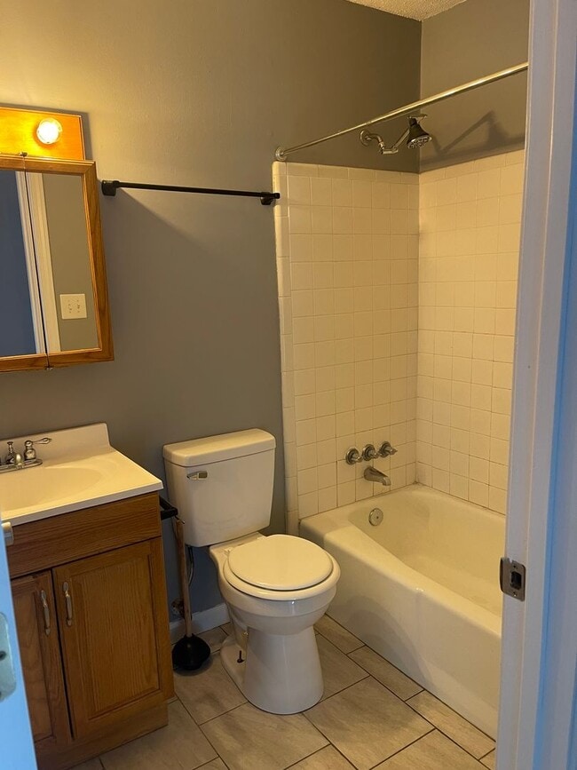 Building Photo - Beautiful 3 Bed, 1 Bath Convenient Location Mins From Hospital and Shopping