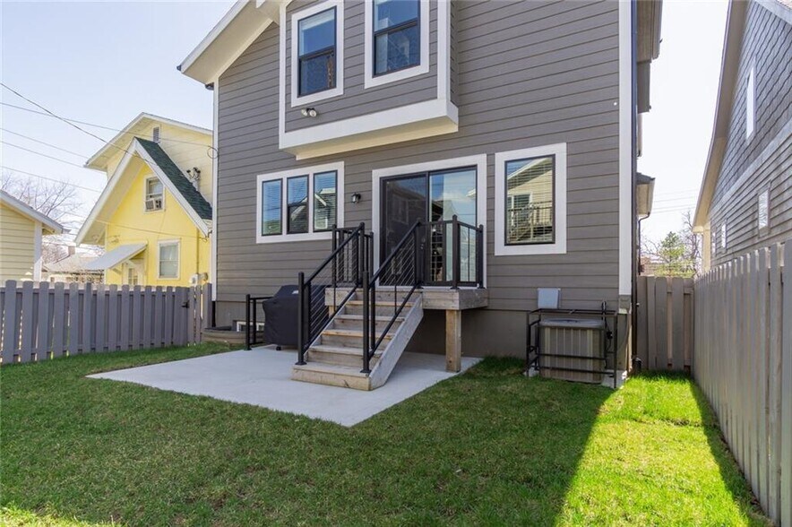 Building Photo - 704 W 45th St