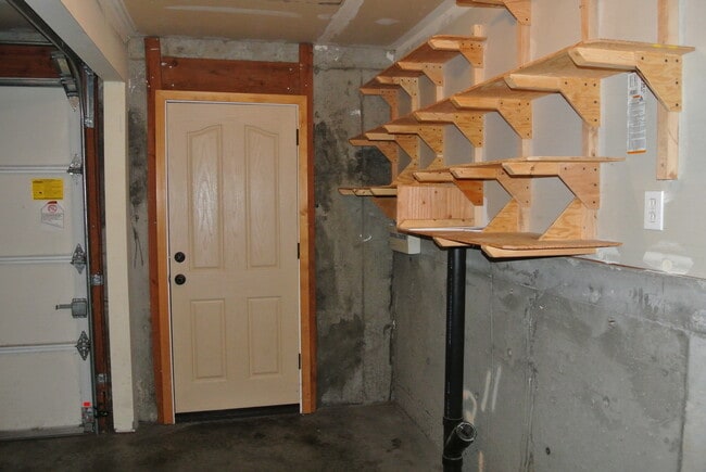 Building Photo - Corvallis Comfort & Convenience: Spacious 3-bedroom, 2.5 bath  Townhome