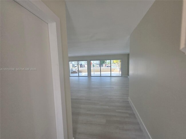 Building Photo - 834 Raymond St