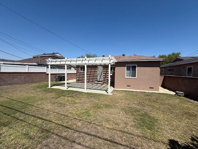 Building Photo - REDONE CUTE 2BED/1BATH HOUSE W/ REFURBISHE...